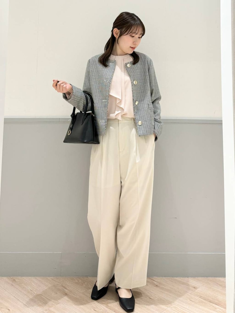 ホワイト系のその他パンツ、ブラック系のパンプス、ホワイト系のノーカラージャケットを着用したレディースの春コーディネートの2枚目の写真