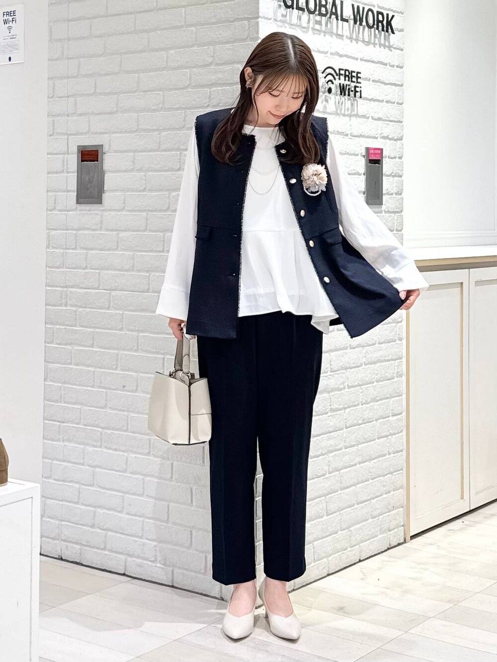 ホワイト系のパンプス、ブルー系のセットアップ、ブルー系のその他アウターを着用したレディースの冬コーディネートの4枚目の写真