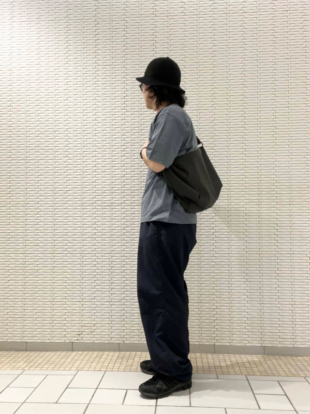 ブルー系のTシャツ/カットソー、グレー系のショルダーバッグを着用したメンズの夏コーディネートの2枚目の写真