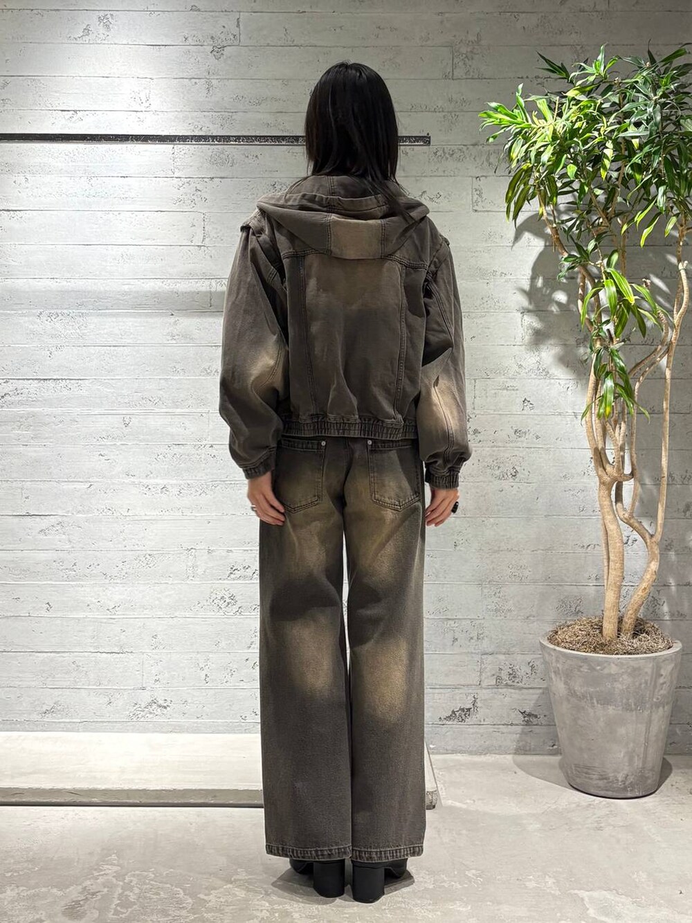 「高見え、個性派、モード、HARE、ブルゾン、デニムジャケット、デニムパンツ、セットアップ、シャツ、シャツスタイル、春コーデ、春アウター」｜「HAREのMINIシャークハイソールブーツ(HARE)（ブーツ、ブラック系）」を使った、seigiさん（メンズ・178cm）の春コーディネートの3枚目の写真