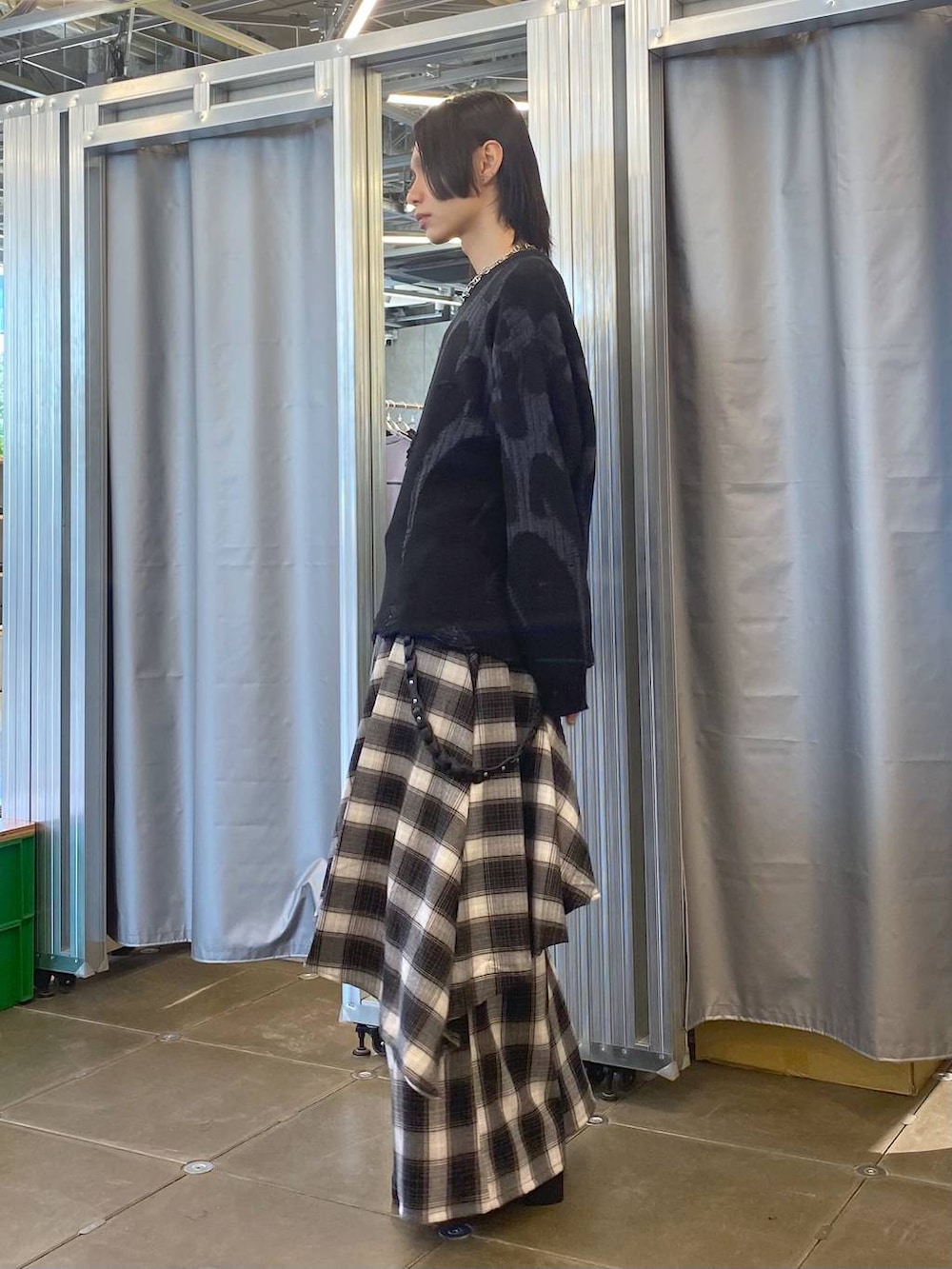 「韓国系、個性派、モード、HARE、ニット、ワイドパンツ、秋コーデ、冬コーデ、秋冬新作」｜「HAREのステンレスチェーンネックレス(HARE)（ネックレス、シルバー系）」を使った、seigiさん（メンズ・178cm）の秋コーディネートの2枚目の写真