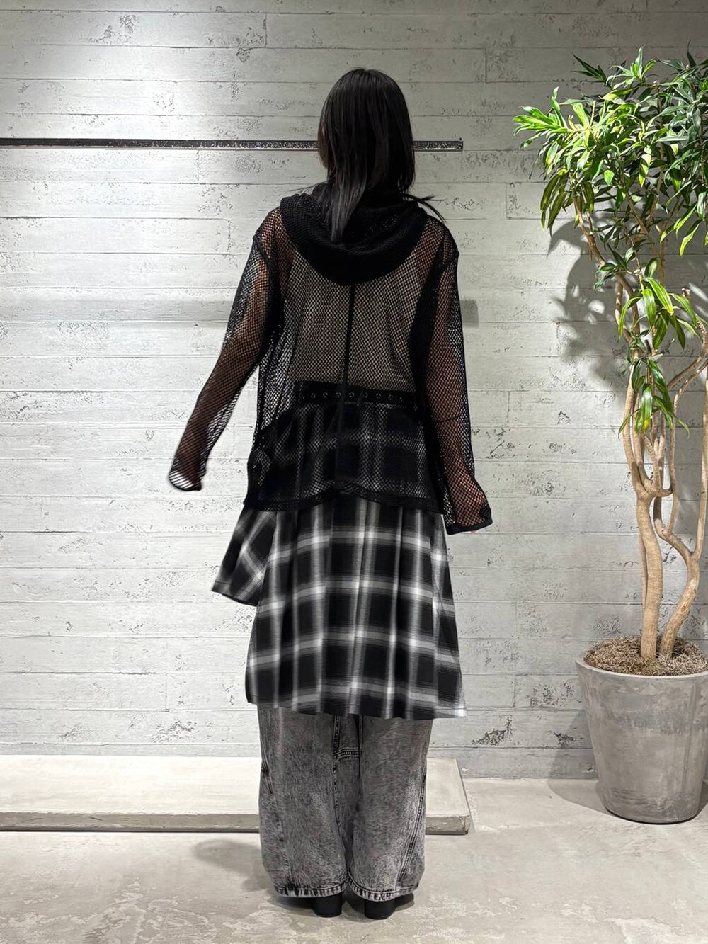 「モード、HARE、高見え、個性派、パーカー、デニムパンツ、レイヤードスタイル、春コーデ、春夏コーデ」｜「HAREのステンレスチェーンネックレス(HARE)（ネックレス、シルバー系）」を使った、seigiさん（メンズ・178cm）の春コーディネートの3枚目の写真