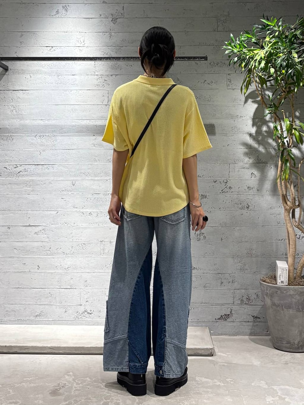 「高見え、個性派、モード、HARE、シャツ、シャツスタイル、ニット、デニムパンツ、ショルダーバッグ、サンダル、夏コーデ」｜「HAREのシャークソールメッシュブーサン(HARE)（サンダル、ブラック系）」を使った、seigiさん（メンズ・178cm）の夏コーディネートの3枚目の写真