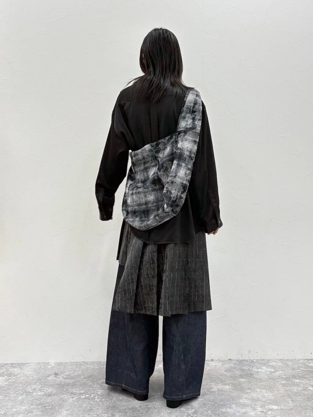 「高見え、個性派、モード、シャツ、シャツスタイル、デニムパンツ、春コーデ、春夏コーデ、HARE」｜「HAREのラップスカートベルト(HARE)（スカート、グレー系）」を使った、seigiさん（メンズ・178cm）の春コーディネートの3枚目の写真