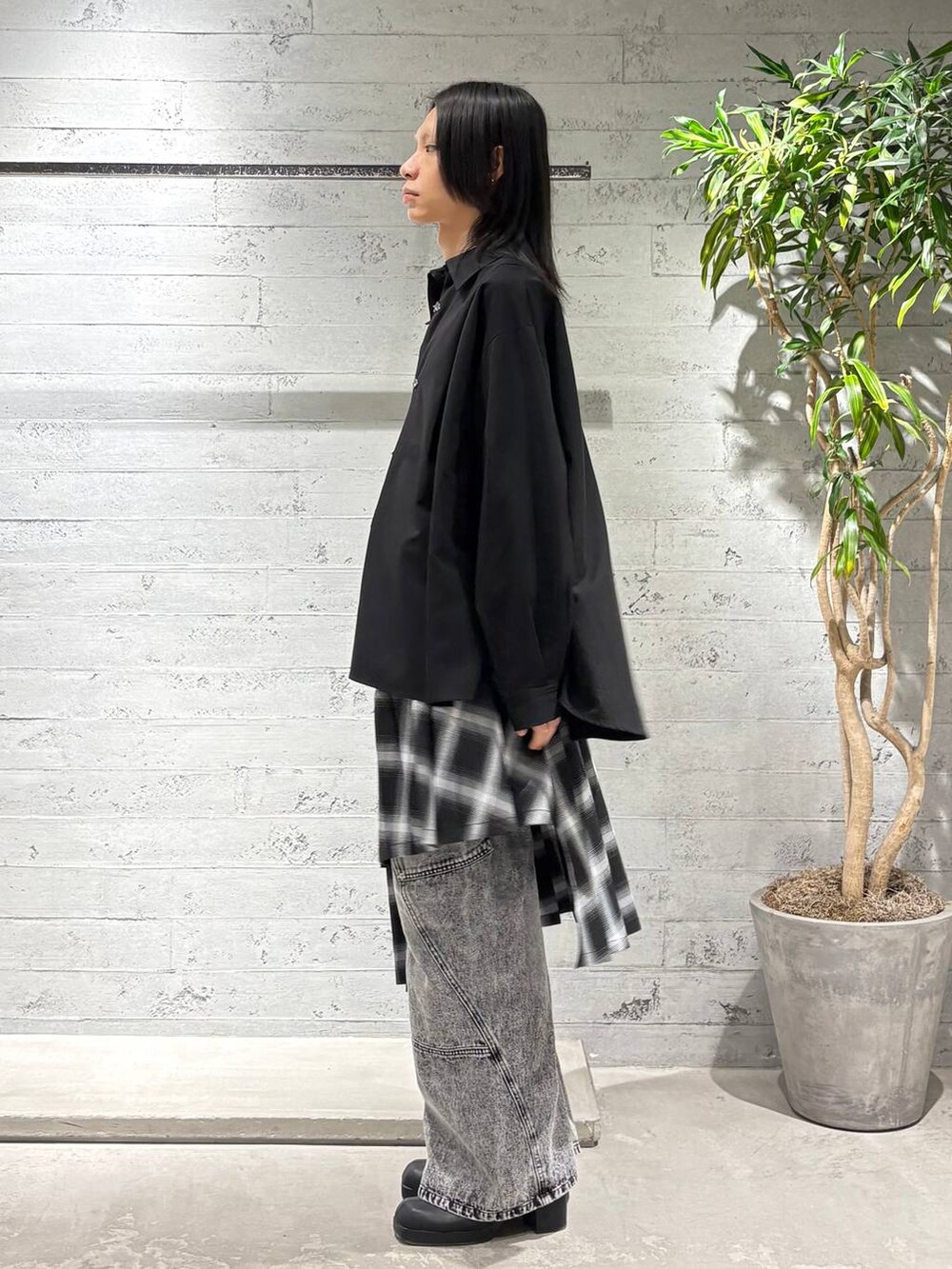 「高見え、個性派、モード、HARE、シャツ、シャツスタイル、デニムパンツ、春コーデ、春夏コーデ」｜「HAREのラップスカートベルト(HARE)（スカート、グレー系）」を使った、seigiさん（メンズ・178cm）の春コーディネートの2枚目の写真