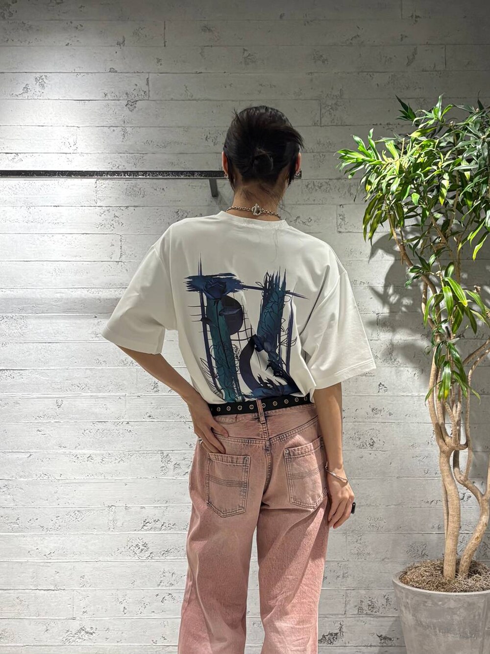 「高見え、個性派、モード、HARE、テーラードジャケット、Tシャツ、デニムパンツ、春夏コーデ、春コーデ、春アウター」｜「HAREのラップスカートベルト(HARE)（スカート、グレー系）」を使った、seigiさん（メンズ・178cm）の春コーディネートの4枚目の写真