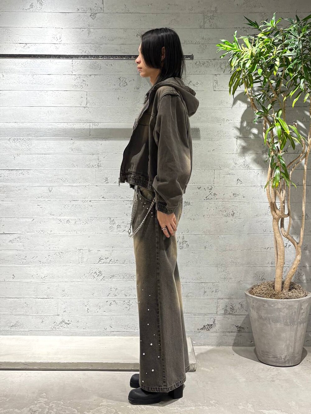 「高見え、個性派、モード、HARE、ブルゾン、デニムジャケット、デニムパンツ、セットアップ、シャツ、シャツスタイル、春コーデ、春アウター」｜「HAREのMINIシャークハイソールブーツ(HARE)（ブーツ、ブラック系）」を使った、seigiさん（メンズ・178cm）の春コーディネートの2枚目の写真
