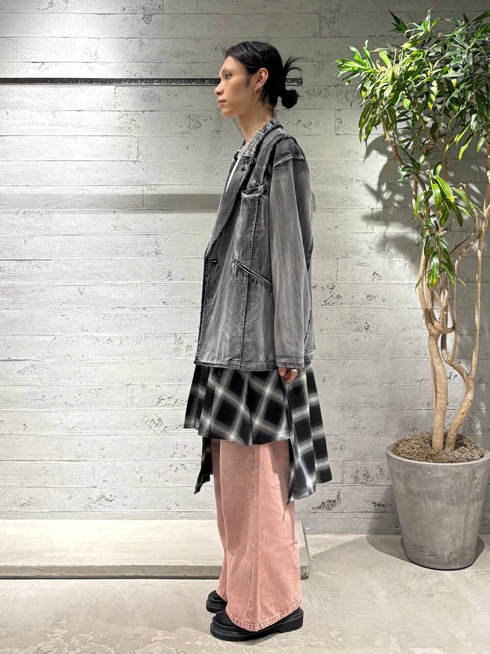 「高見え、個性派、モード、HARE、テーラードジャケット、Tシャツ、デニムパンツ、春夏コーデ、春コーデ、春アウター」｜「HAREのラップスカートベルト(HARE)（スカート、グレー系）」を使った、seigiさん（メンズ・178cm）の春コーディネートの2枚目の写真