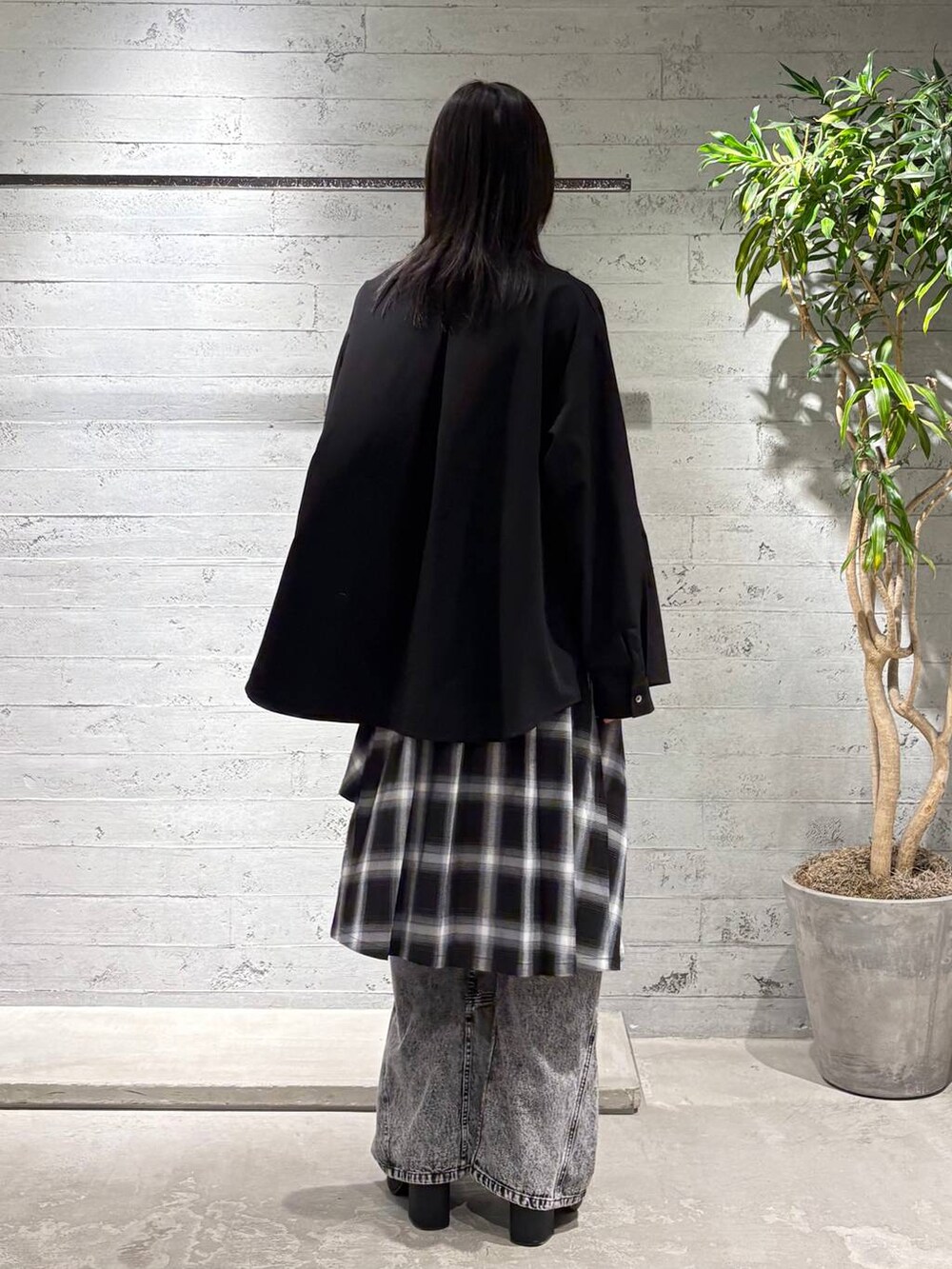 「高見え、個性派、モード、HARE、シャツ、シャツスタイル、デニムパンツ、春コーデ、春夏コーデ」｜「HAREのラップスカートベルト(HARE)（スカート、グレー系）」を使った、seigiさん（メンズ・178cm）の春コーディネートの3枚目の写真