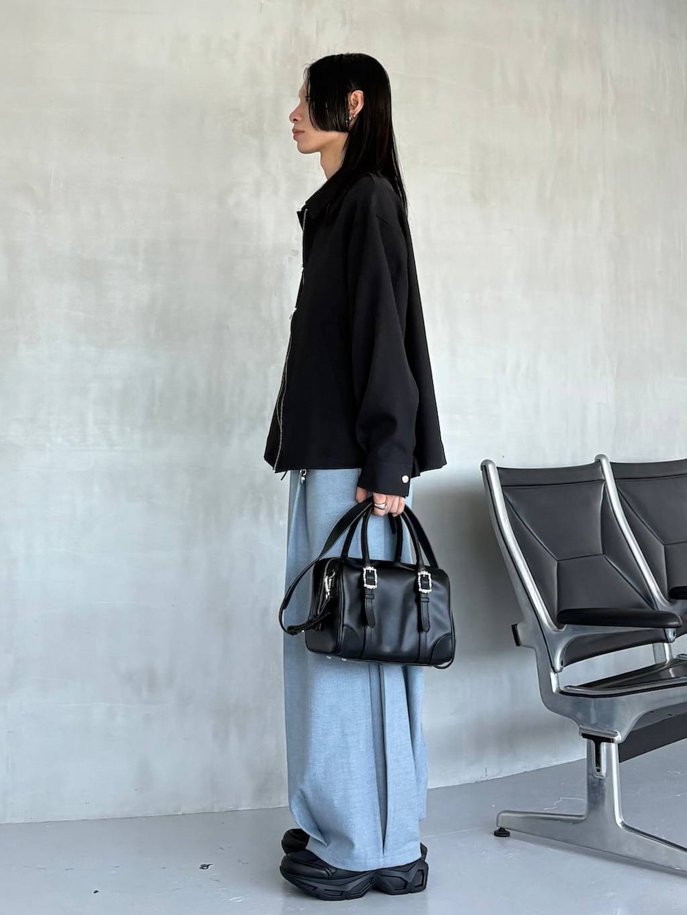 「HARE、高見え、個性派、モード、ブルゾン、ワイドパンツ、セットアップ、秋コーデ、秋冬新作、スニーカー、ボストンバッグ」｜「HAREのビンテージライクフェイクレザーベルト(HARE)（ベルト、ブラック系）」を使った、seigiさん（メンズ・178cm）の秋コーディネートの2枚目の写真