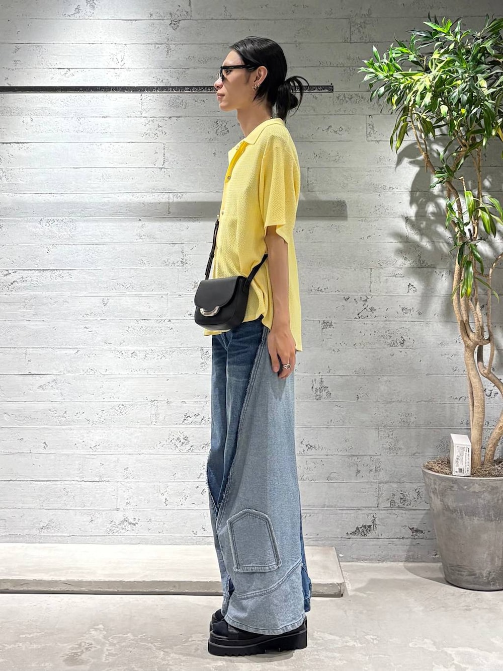 「高見え、個性派、モード、HARE、シャツ、シャツスタイル、ニット、デニムパンツ、ショルダーバッグ、サンダル、夏コーデ」｜「HAREのシャークソールメッシュブーサン(HARE)（サンダル、ブラック系）」を使った、seigiさん（メンズ・178cm）の夏コーディネートの2枚目の写真