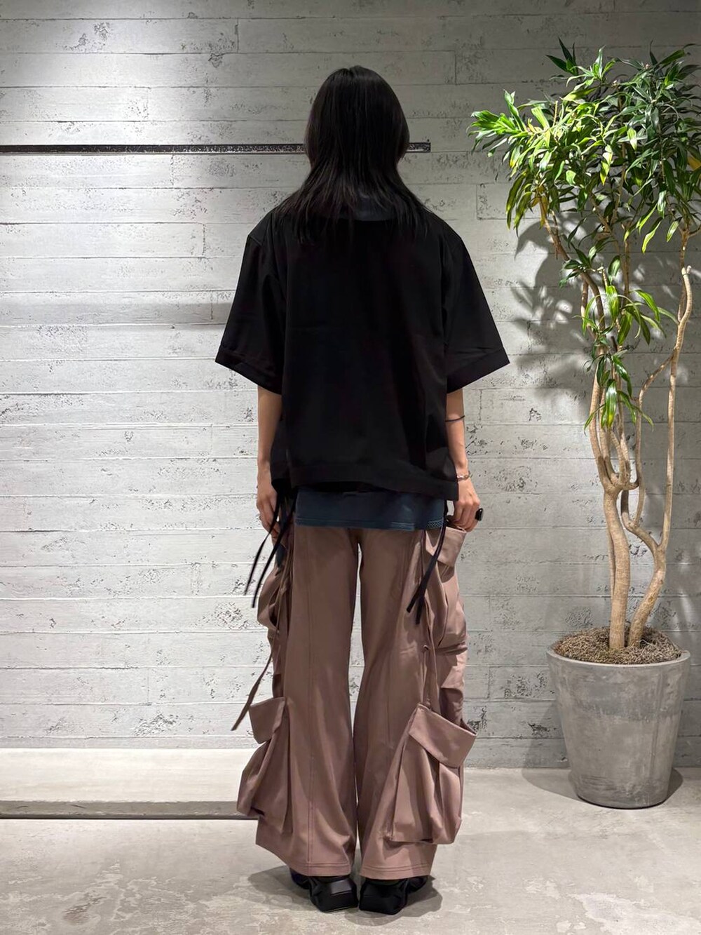 「高見え、個性派、モード、HARE、シャツ、シャツスタイル、ワイドパンツ、春コーデ、夏コーデ」｜「HAREの【SET UP対応】ダブルポケットカーゴパンツ(HARE)（カーゴパンツ、ピンク系）」を使った、seigiさん（メンズ・178cm）の春コーディネートの3枚目の写真