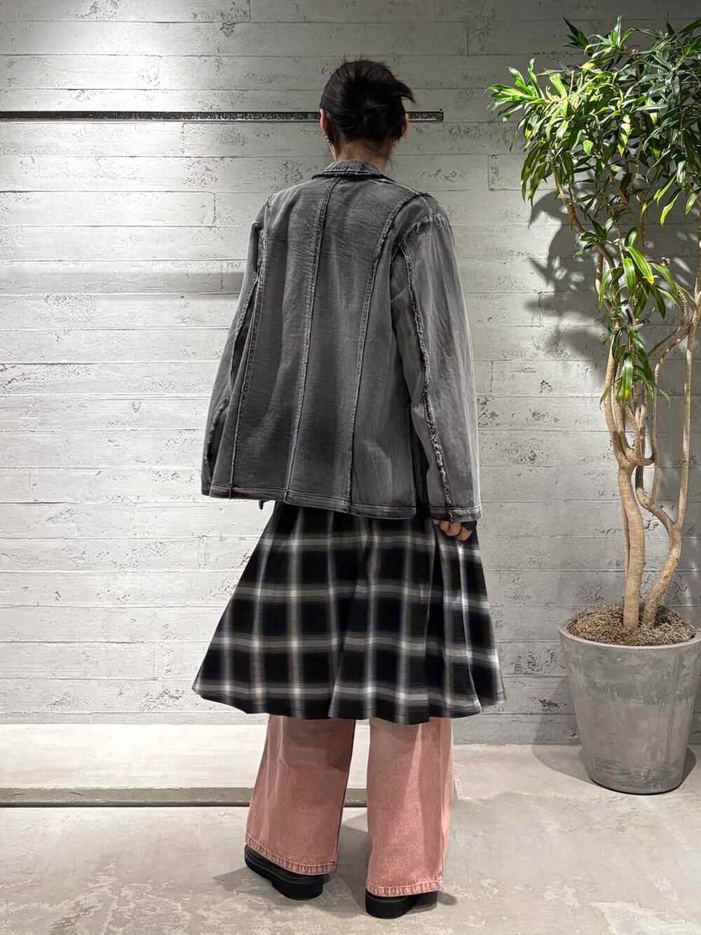 「高見え、個性派、モード、HARE、テーラードジャケット、Tシャツ、デニムパンツ、春夏コーデ、春コーデ、春アウター」｜「HAREのラップスカートベルト(HARE)（スカート、グレー系）」を使った、seigiさん（メンズ・178cm）の春コーディネートの3枚目の写真