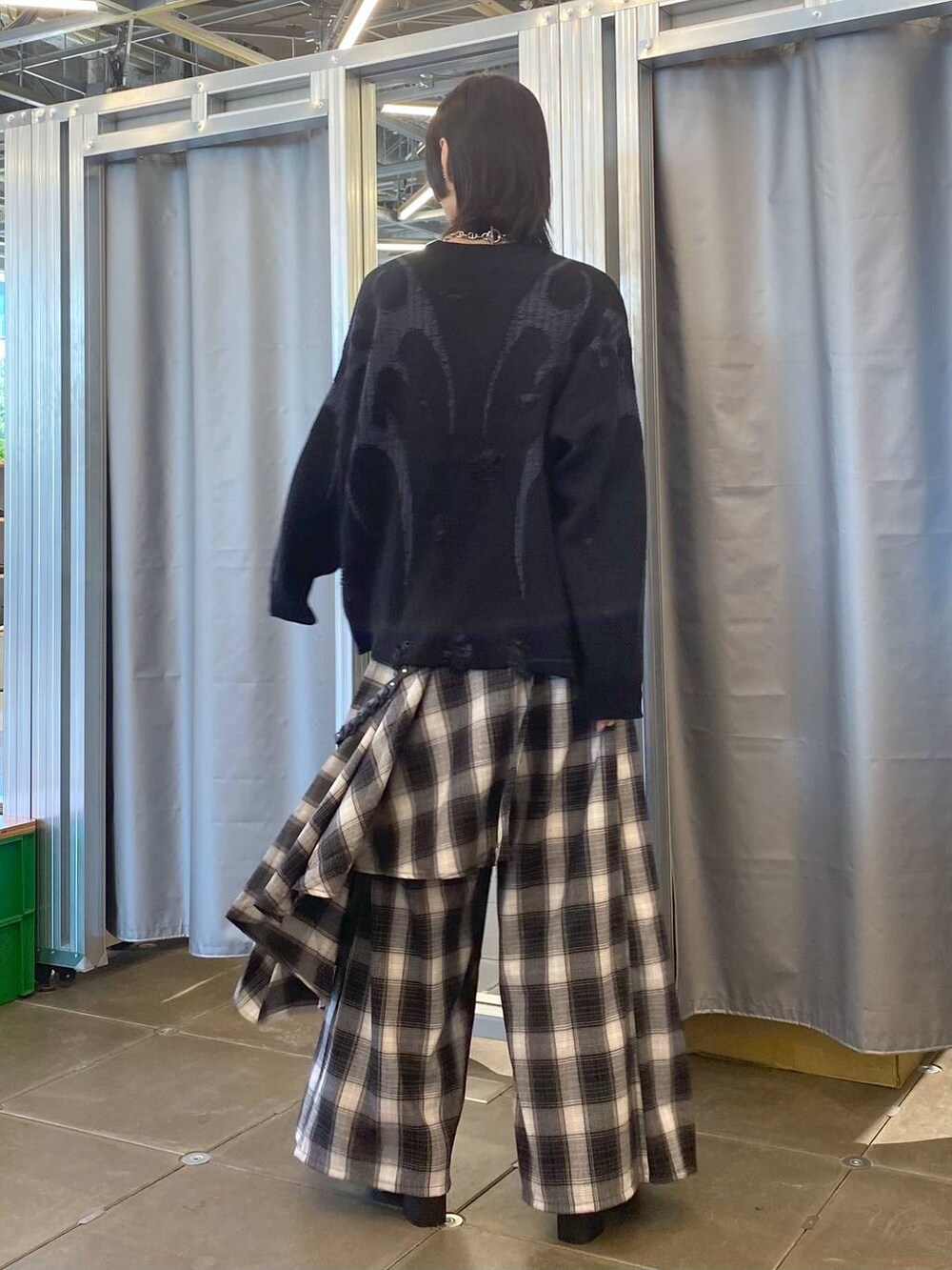 「韓国系、個性派、モード、HARE、ニット、ワイドパンツ、秋コーデ、冬コーデ、秋冬新作」｜「HAREのステンレスチェーンネックレス(HARE)（ネックレス、シルバー系）」を使った、seigiさん（メンズ・178cm）の秋コーディネートの3枚目の写真