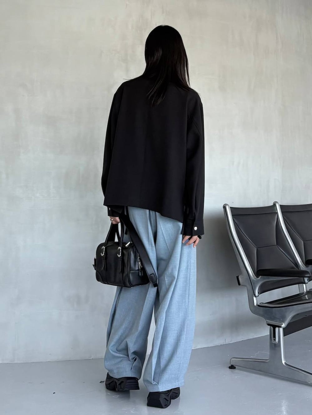 「HARE、高見え、個性派、モード、ブルゾン、ワイドパンツ、セットアップ、秋コーデ、秋冬新作、スニーカー、ボストンバッグ」｜「HAREのビンテージライクフェイクレザーベルト(HARE)（ベルト、ブラック系）」を使った、seigiさん（メンズ・178cm）の秋コーディネートの3枚目の写真