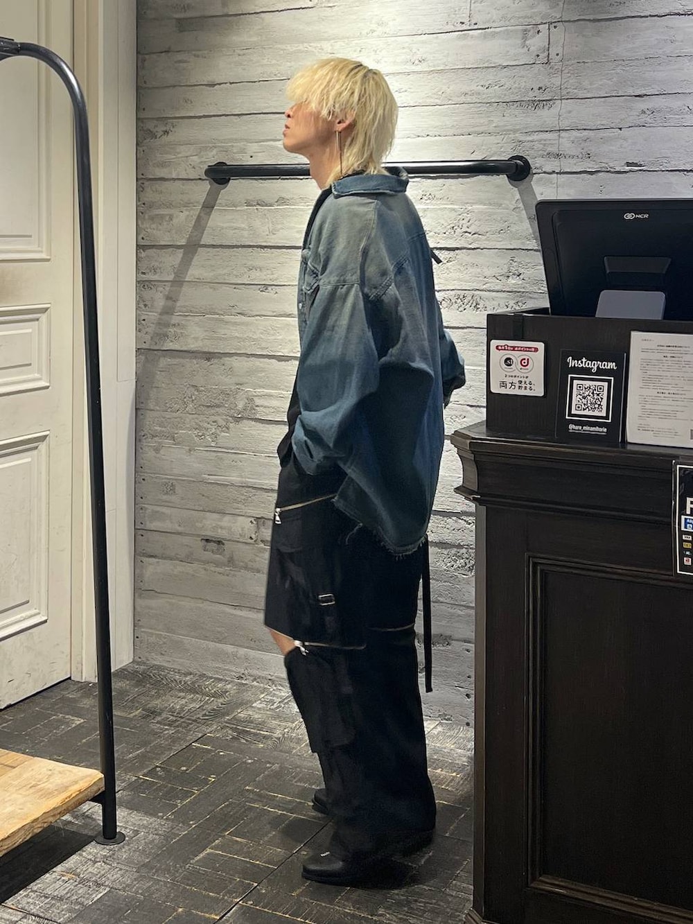 「リラックス、ラフ、ゆったり、春コーデ、秋コーデ、冬コーデ、オーバーサイズ、HARE」｜「HAREの2WAY-ZIPカーゴパンツ(HARE)（カーゴパンツ、ブラック系）」を使った、ayukifukuさん（メンズ・172cm）の秋コーディネートの2枚目の写真