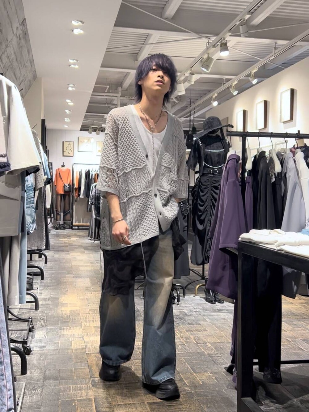 「HARE、リラックス、ラフ、ゆったり、春コーデ、秋コーデ、冬コーデ、オーバーサイズ」|「HAREのマーブルシアーガラシャツ(HARE)(シャツ/ブラウス、ブラック系)」を使った、ayukifukuさん(メンズ・172cm)の春コーディネートの4枚目の写真