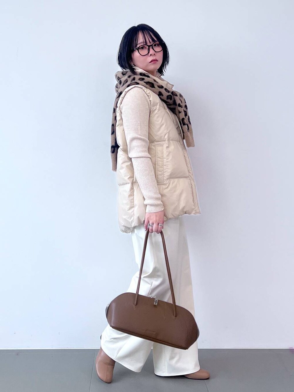 「ワントーン、着痩せ・細見え、ベーシック/シンプル、高身長、体型カバー、大人カジュアル、きれいめカジュアル、ダウンジャケット、ベスト、冬コーデ、冬アウター、秋コーデ、アウター、軽量、撥水」|「BARNYARDSTORMのBARNYARDSTORM / UVカットラウンドグラス(メガネ、ブラック系)」を使った、byumemotoさん(レディース・160cm)の秋コーディネートの7枚目の写真