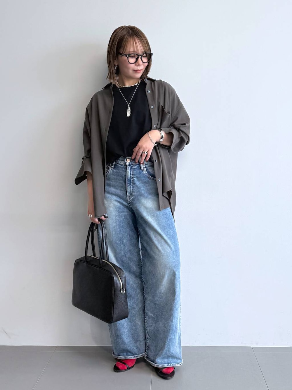 「きれいめカジュアル、シャツ、シャツスタイル、カジュアル、デニムパンツ、ワイドパンツ、楽ちんコーデ、シンプルコーデ、andST秋コーデ、秋冬新作、旅行、BARNYARDSTORM、ウォッシャブル、シワ軽減、ワントーン」|「BARNYARDSTORMのBARNYARDSTORM / UVカットラウンドグラス(メガネ、ブラック系)」を使った、byumemotoさん(レディース・160cm)の夏コーディネートの6枚目の写真