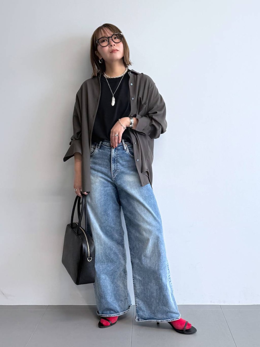 「きれいめカジュアル、シャツ、シャツスタイル、カジュアル、デニムパンツ、ワイドパンツ、楽ちんコーデ、シンプルコーデ、andST秋コーデ、秋冬新作、旅行、BARNYARDSTORM、ウォッシャブル、シワ軽減、ワントーン」|「BARNYARDSTORMのBARNYARDSTORM / UVカットラウンドグラス(メガネ、ブラック系)」を使った、byumemotoさん(レディース・160cm)の夏コーディネートの3枚目の写真