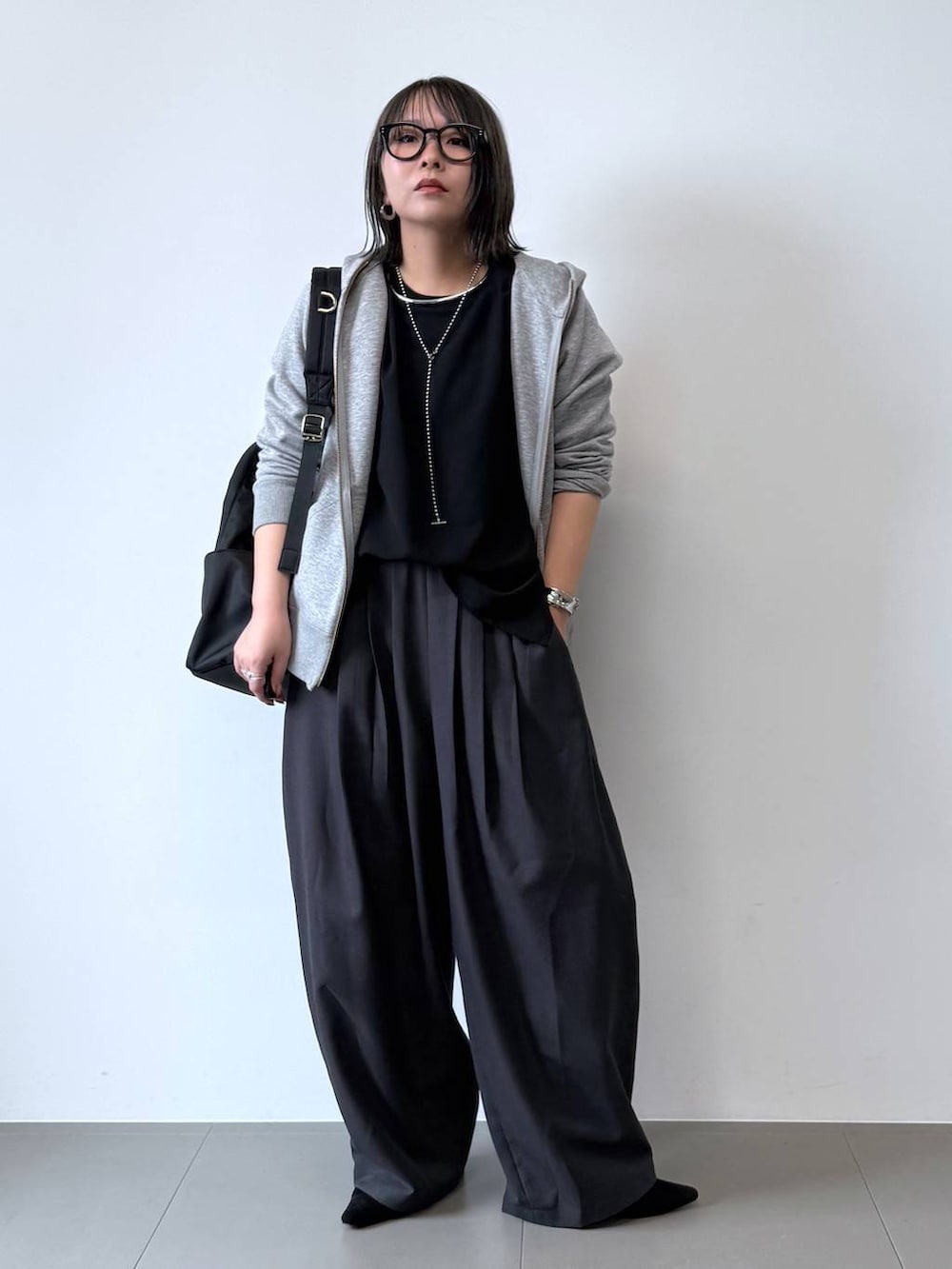「ワントーン、着痩せ・細見え、ベーシック/シンプル、高身長、体型カバー、大人カジュアル、きれいめカジュアル、パーカー、カジュアル、シアートップス、モノトーン、スラックス、ワイドパンツ、ウォッシャブル、シワ軽減」|「BARNYARDSTORMのBARNYARDSTORM / UVカットラウンドグラス(メガネ、ブラック系)」を使った、byumemotoさん(レディース・160cm)の秋コーディネートの3枚目の写真