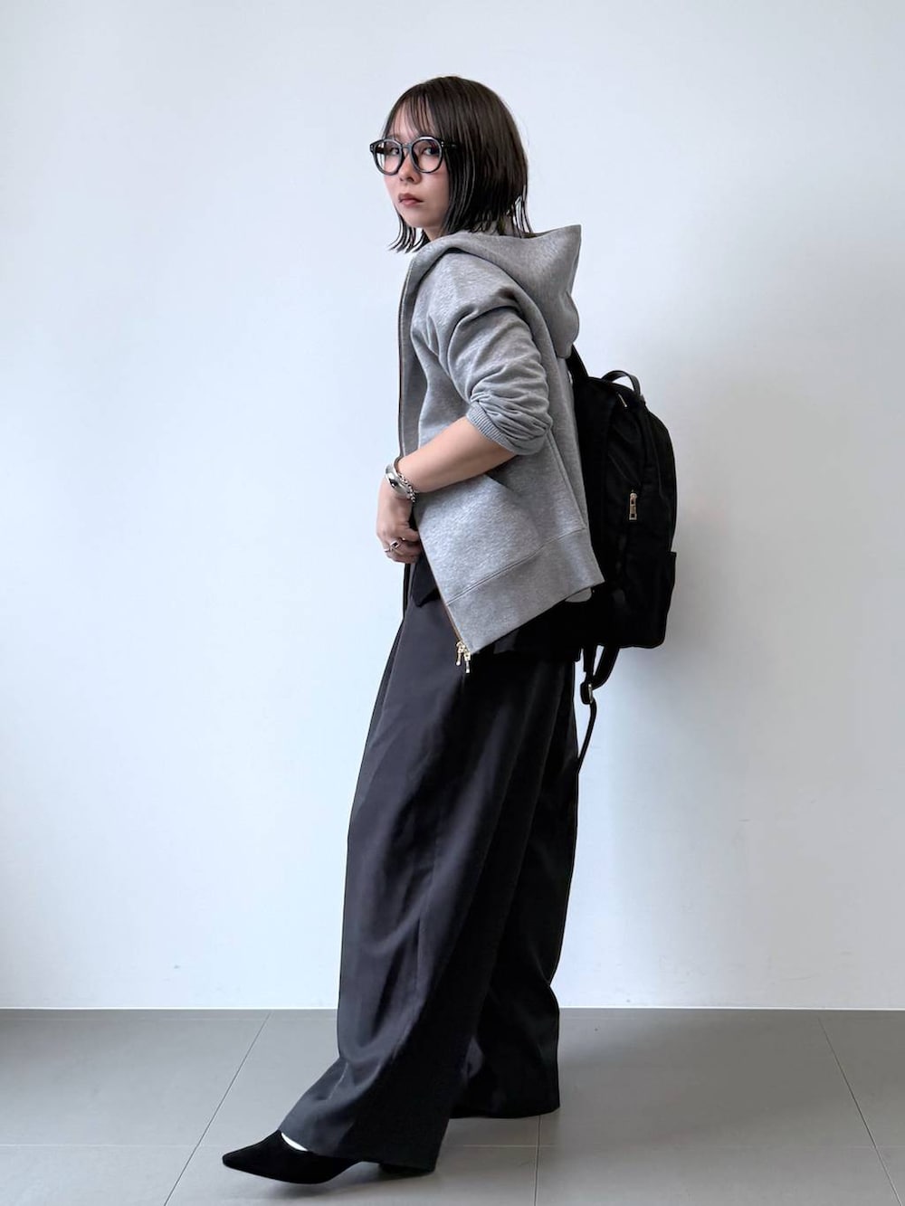 「ワントーン、着痩せ・細見え、ベーシック/シンプル、高身長、体型カバー、大人カジュアル、きれいめカジュアル、パーカー、カジュアル、シアートップス、モノトーン、スラックス、ワイドパンツ、ウォッシャブル、シワ軽減」|「BARNYARDSTORMのBARNYARDSTORM / UVカットラウンドグラス(メガネ、ブラック系)」を使った、byumemotoさん(レディース・160cm)の秋コーディネートの4枚目の写真