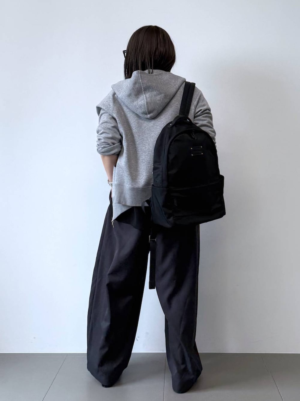 「ワントーン、着痩せ・細見え、ベーシック/シンプル、高身長、体型カバー、大人カジュアル、きれいめカジュアル、パーカー、カジュアル、シアートップス、モノトーン、スラックス、ワイドパンツ、ウォッシャブル、シワ軽減」|「BARNYARDSTORMのBARNYARDSTORM / UVカットラウンドグラス(メガネ、ブラック系)」を使った、byumemotoさん(レディース・160cm)の秋コーディネートの9枚目の写真