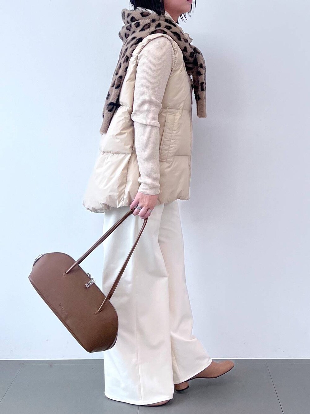 「ワントーン、着痩せ・細見え、ベーシック/シンプル、高身長、体型カバー、大人カジュアル、きれいめカジュアル、ダウンジャケット、ベスト、冬コーデ、冬アウター、秋コーデ、アウター、軽量、撥水」|「BARNYARDSTORMのBARNYARDSTORM / UVカットラウンドグラス(メガネ、ブラック系)」を使った、byumemotoさん(レディース・160cm)の秋コーディネートの8枚目の写真