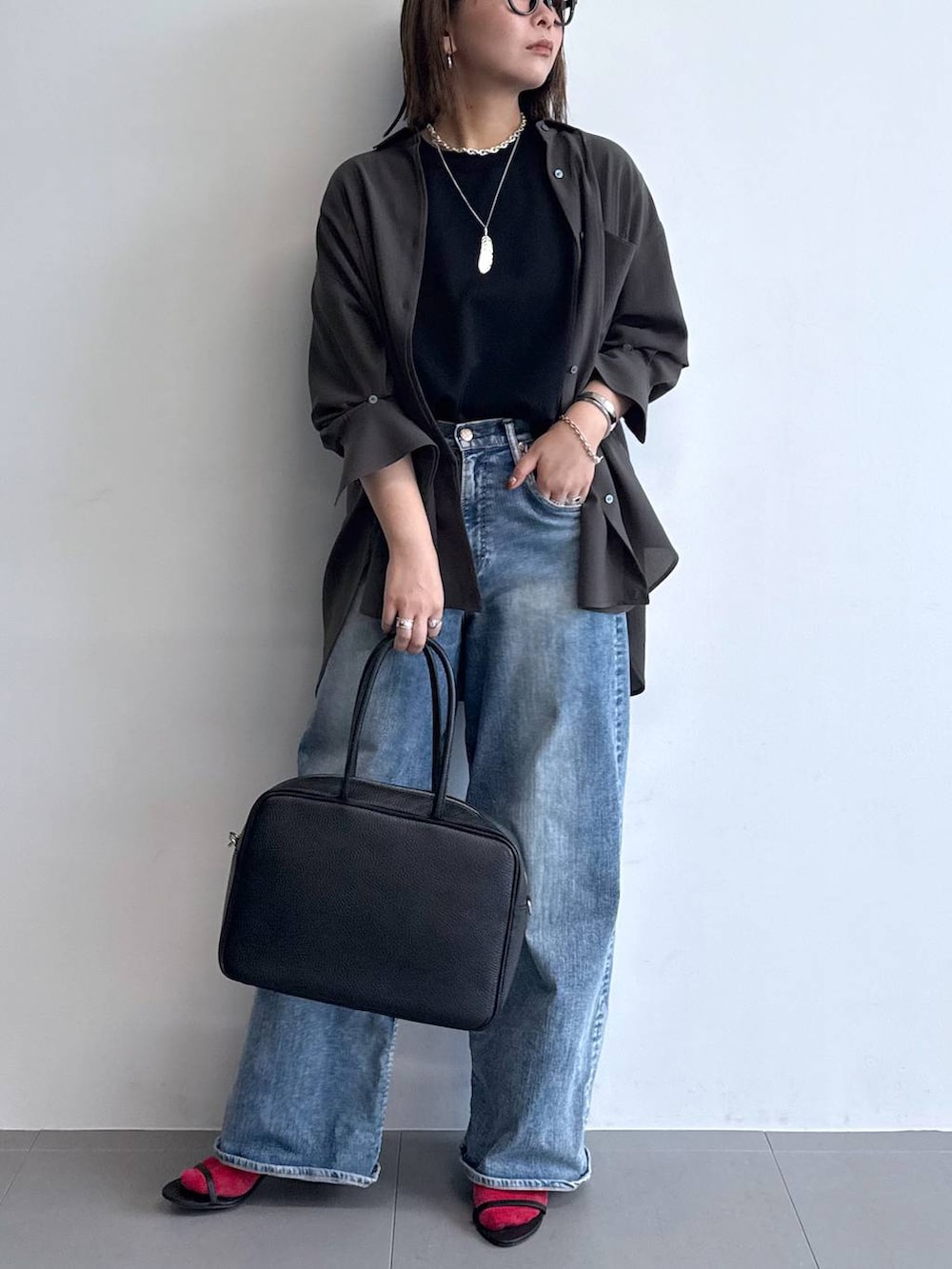 「きれいめカジュアル、シャツ、シャツスタイル、カジュアル、デニムパンツ、ワイドパンツ、楽ちんコーデ、シンプルコーデ、andST秋コーデ、秋冬新作、旅行、BARNYARDSTORM、ウォッシャブル、シワ軽減、ワントーン」|「BARNYARDSTORMのBARNYARDSTORM / UVカットラウンドグラス(メガネ、ブラック系)」を使った、byumemotoさん(レディース・160cm)の夏コーディネートの2枚目の写真