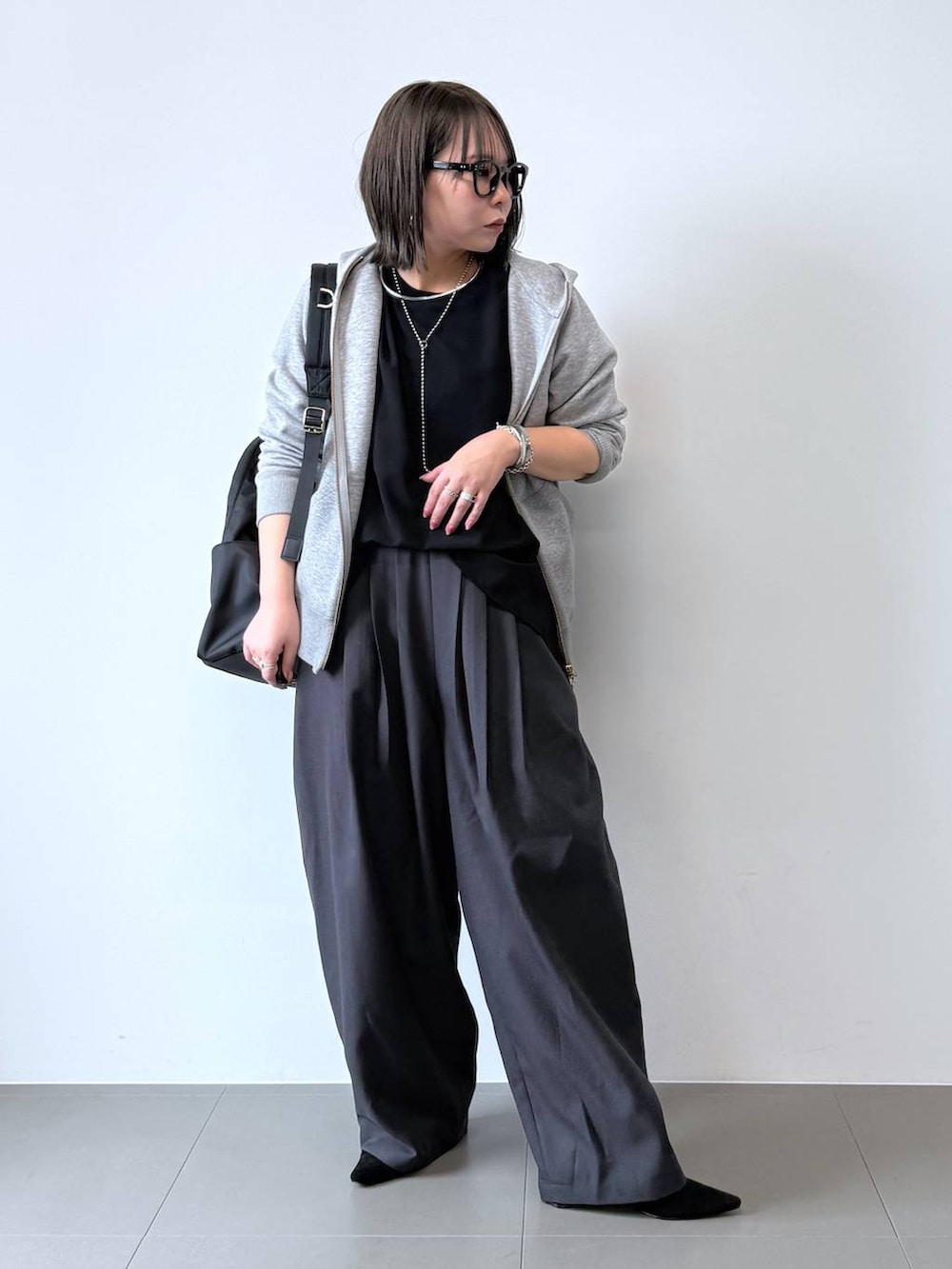 「ワントーン、着痩せ・細見え、ベーシック/シンプル、高身長、体型カバー、大人カジュアル、きれいめカジュアル、パーカー、カジュアル、シアートップス、モノトーン、スラックス、ワイドパンツ、ウォッシャブル、シワ軽減」|「BARNYARDSTORMのBARNYARDSTORM / UVカットラウンドグラス(メガネ、ブラック系)」を使った、byumemotoさん(レディース・160cm)の秋コーディネートの2枚目の写真