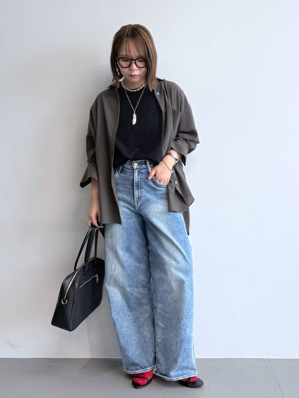 「きれいめカジュアル、シャツ、シャツスタイル、カジュアル、デニムパンツ、ワイドパンツ、楽ちんコーデ、シンプルコーデ、andST秋コーデ、秋冬新作、旅行、BARNYARDSTORM、ウォッシャブル、シワ軽減、ワントーン」|「BARNYARDSTORMのBARNYARDSTORM / UVカットラウンドグラス(メガネ、ブラック系)」を使った、byumemotoさん(レディース・160cm)の夏コーディネートの5枚目の写真
