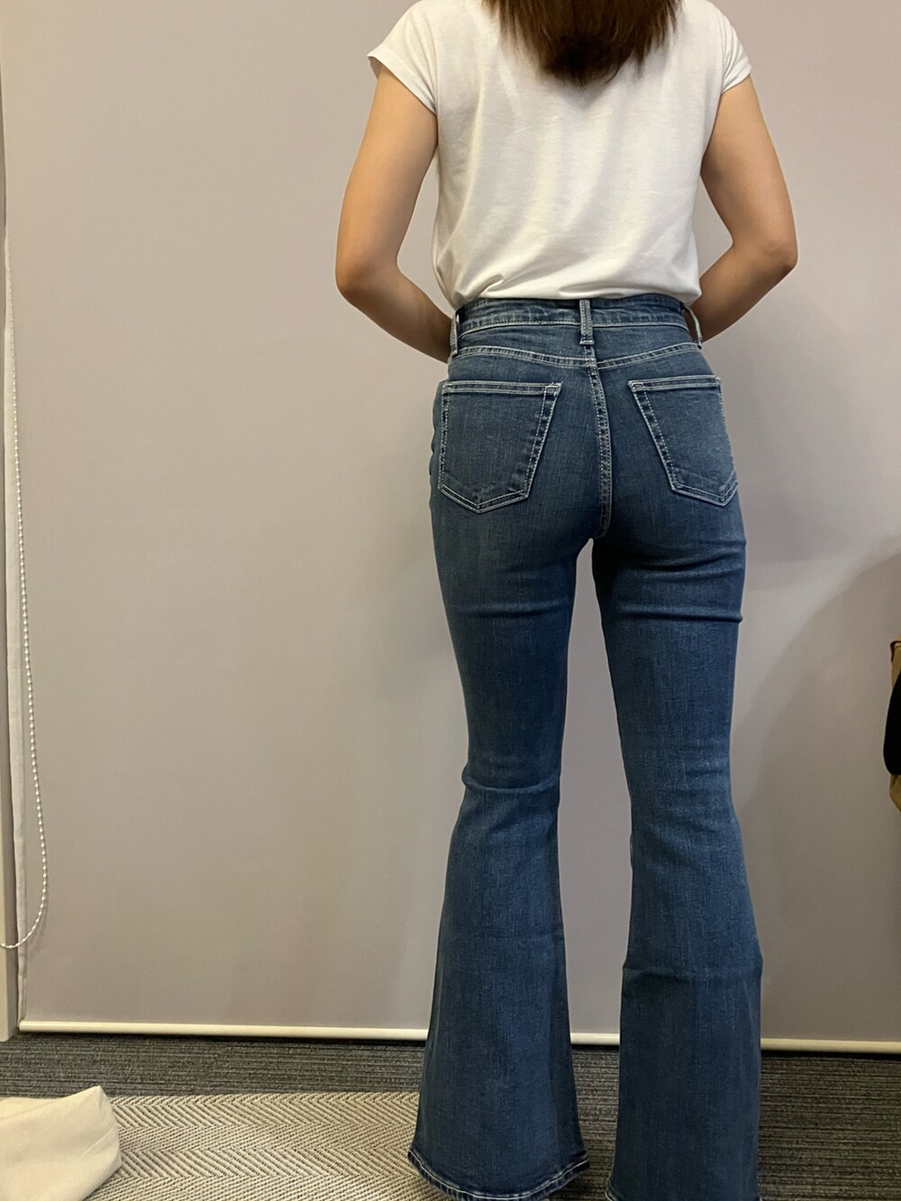ブルー系のデニムパンツを着用したレディースの秋コーディネートの2枚目の写真