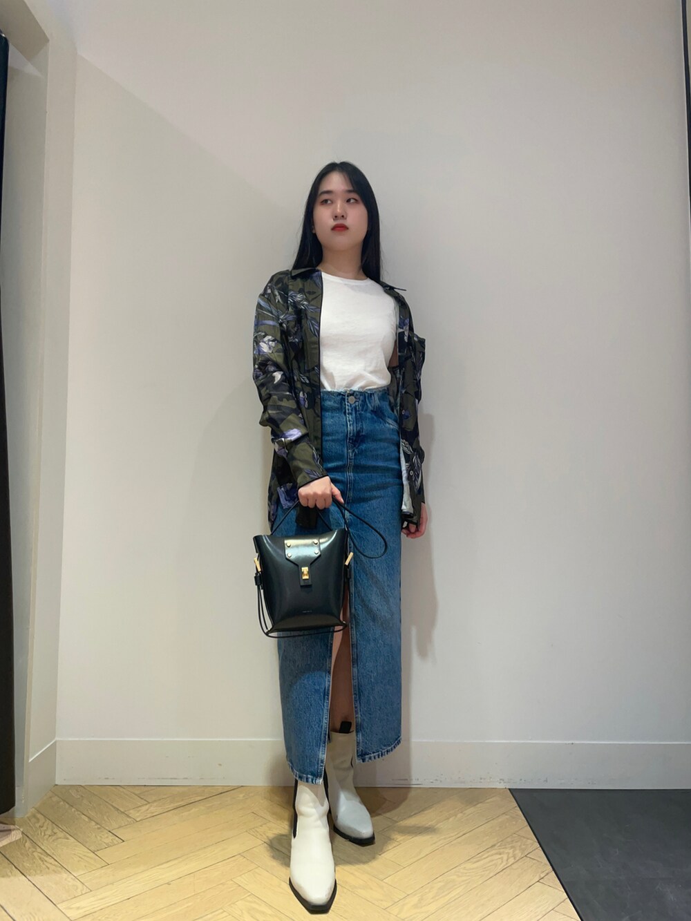 「シャツ好き集まれ、着回しコーデ、春夏コーデ、デニムコーデ」｜「ALLSAINTSのEVE FLORAL PRINT SHIRT | EVE フローラル プリント シャツ（シャツ/ブラウス、グリーン系）」を使った、Mihoさん（レディース・160cm）の夏コーディネートの2枚目の写真