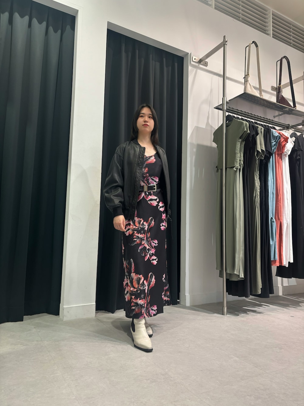 「キレイめカジュアル、最近のいい感じコーデ、ドレス、レザージャケット、お洒落さんとつながりたい」｜「ALLSAINTSのVALLY LEATHER BOOTS | VALLY レザー ブーツ（ブーツ、ホワイト系）」を使った、Mihoさん（骨格ウェーブ・レディース・160cm）の春コーディネートの2枚目の写真