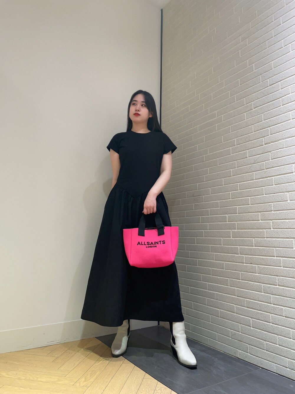 「モノトーン、ピンク、ラクチンコーデ、リラックススタイル、お洒落さんとつながりたい、ワンピーススタイル、ブラック、いいね、save、フォローお願いします🤑」｜「ALLSAINTSのIZZY LOGO PRINT KNITTED MINI TOTE BAG | IZZY ロゴ プリント ニット ミニ トート バッグ（トートバッグ、ピンク系）」を使った、Mihoさん（レディース・160cm）の春コーディネートの2枚目の写真