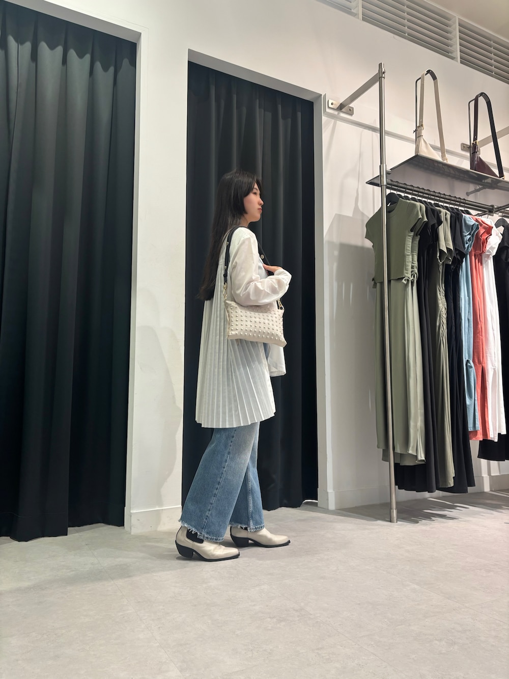 「シャツスタイル、キレイめカジュアル、デニム、デニムパンツ、シャツ好き集まれ、夏ファッション、お洒落さんとつながりたい」｜「ALLSAINTSのVALLY LEATHER BOOTS | VALLY レザー ブーツ（ブーツ、ホワイト系）」を使った、Mihoさん（骨格ウェーブ・レディース・160cm）の春コーディネートの2枚目の写真
