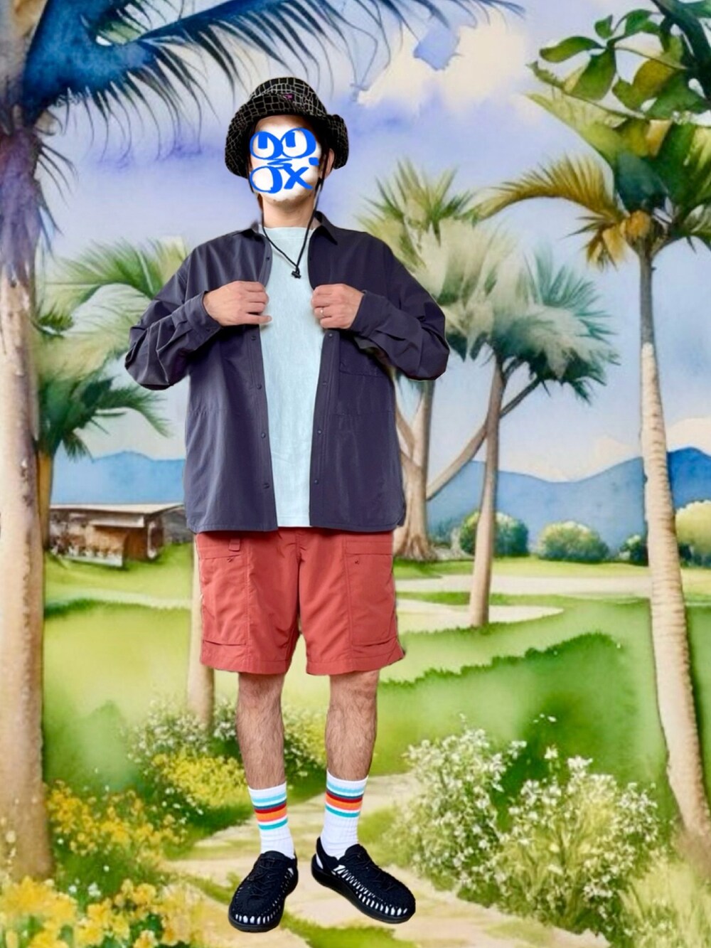 ブラック系のシャツ/ブラウス、ブラック系のサンダル、ブルー系のTシャツ/カットソーを着用したメンズの夏コーディネートの2枚目の写真