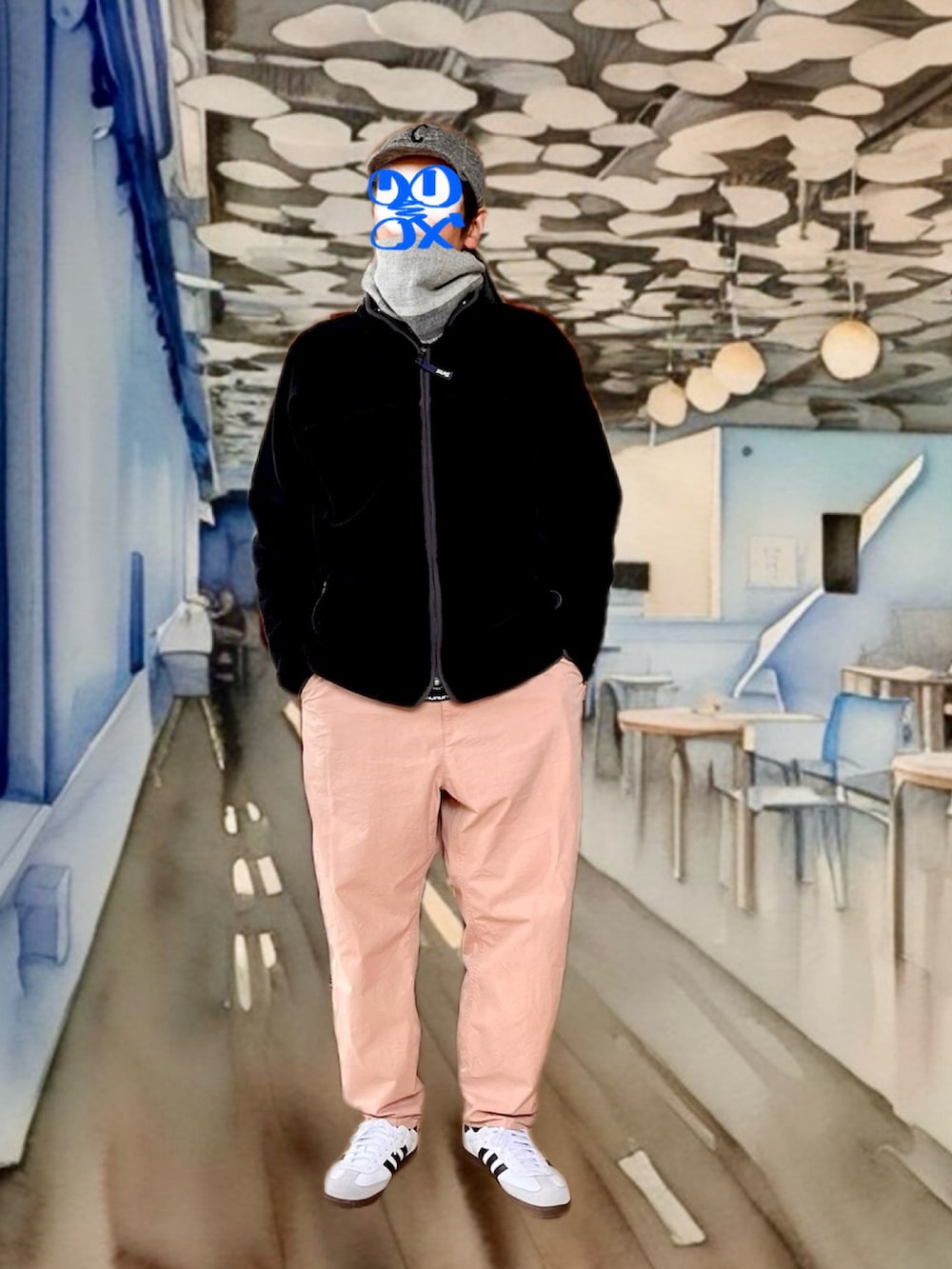 ホワイト系のスニーカー、ブラック系のトップス、グレー系のニット/セーターを着用したメンズの冬コーディネートの2枚目の写真