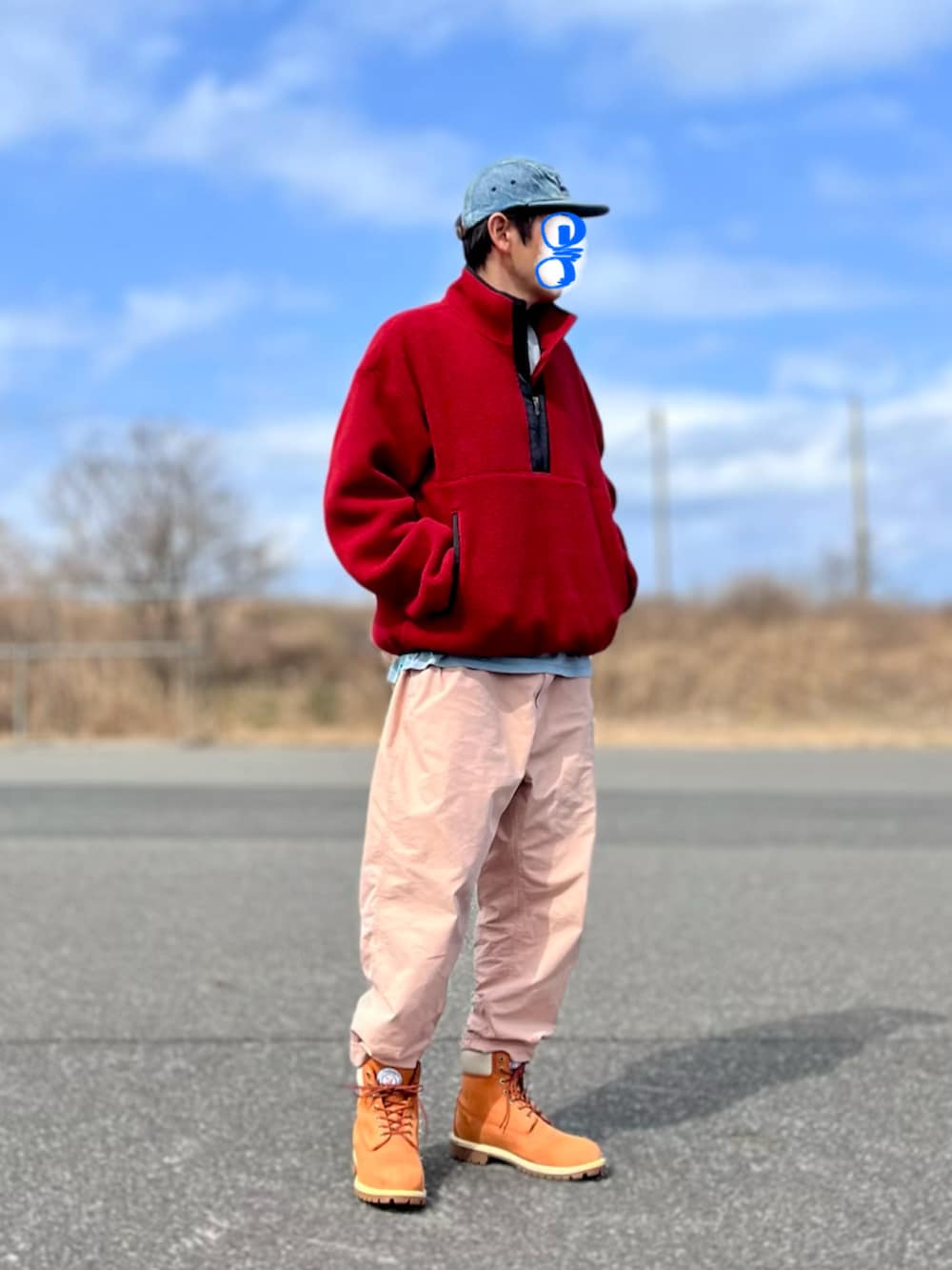 レッド系のトップス、ブルー系のTシャツ/カットソー、ピンク系のチノパンツを着用したメンズの春コーディネートの2枚目の写真