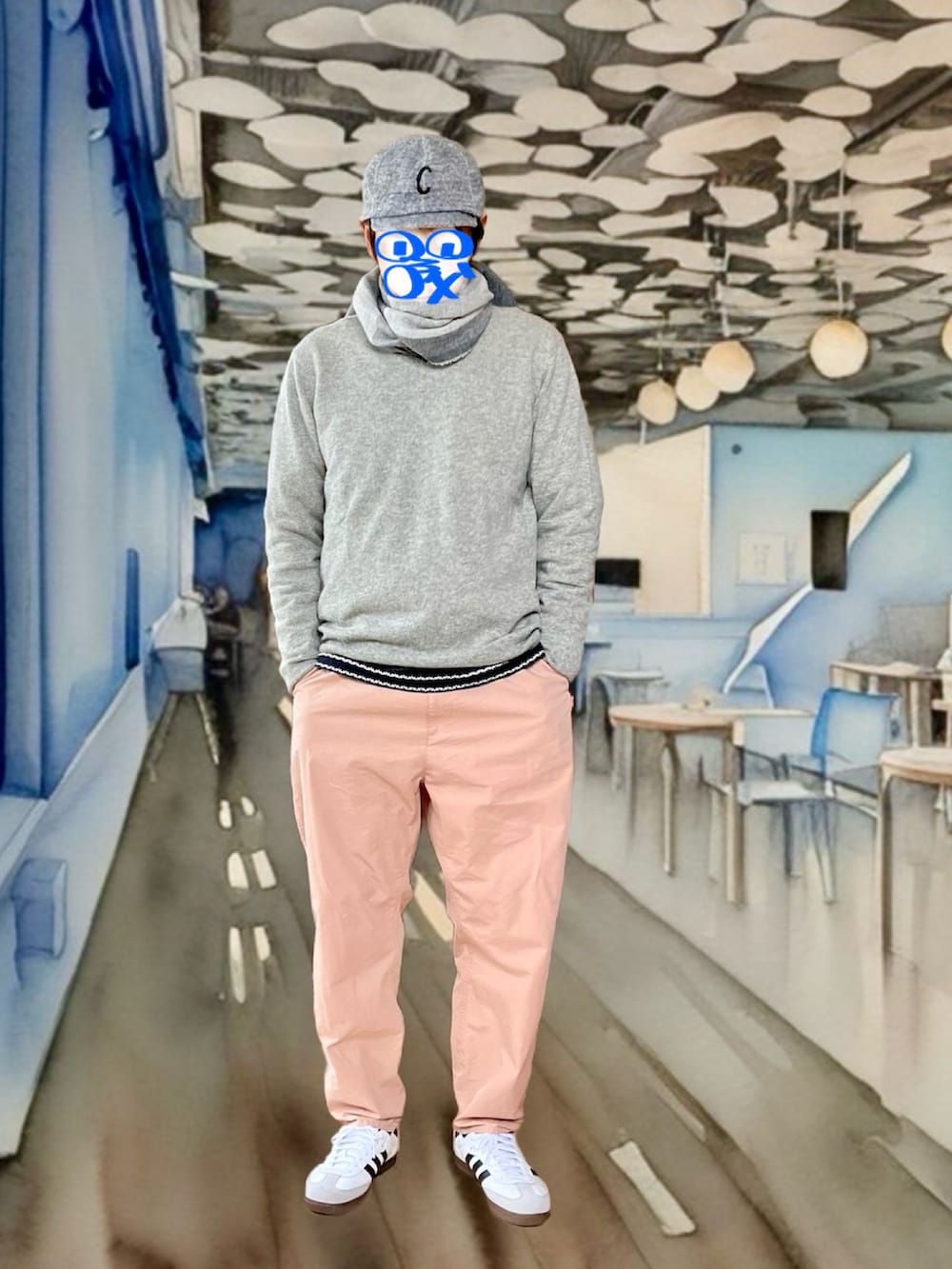 ホワイト系のスニーカー、ブラック系のトップス、グレー系のニット/セーターを着用したメンズの冬コーディネートの3枚目の写真