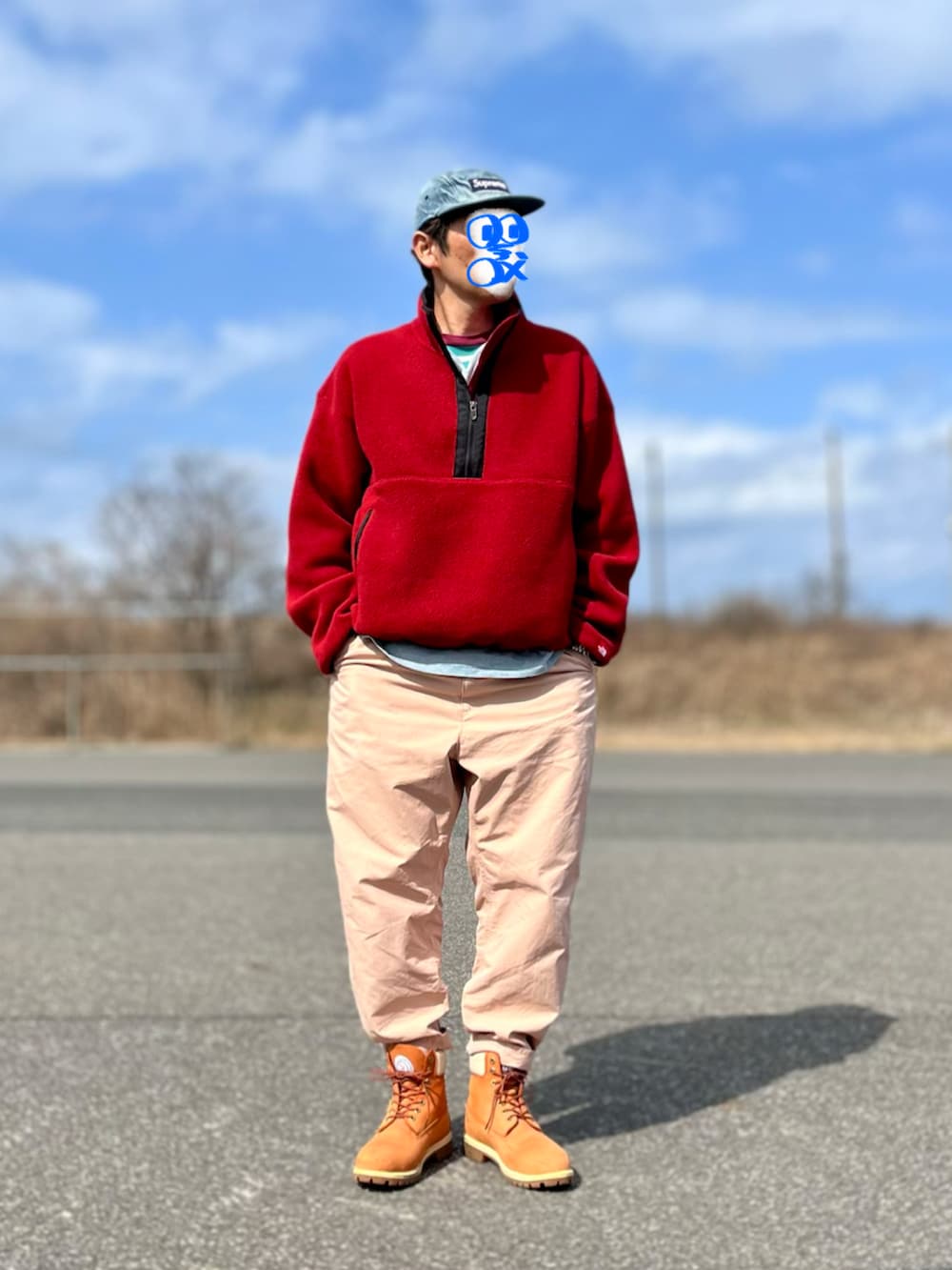 レッド系のトップス、ブルー系のTシャツ/カットソー、ピンク系のチノパンツを着用したメンズの春コーディネートの3枚目の写真