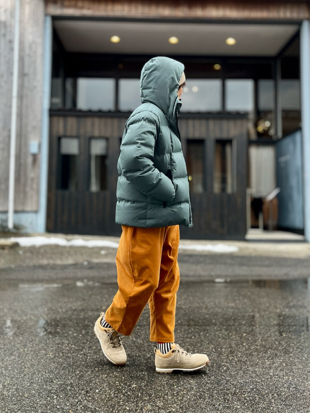 ベージュ系のスニーカー、ブラック系のスウェット、ブルー系のダウンジャケット/コートを着用したメンズの冬コーディネートの3枚目の写真