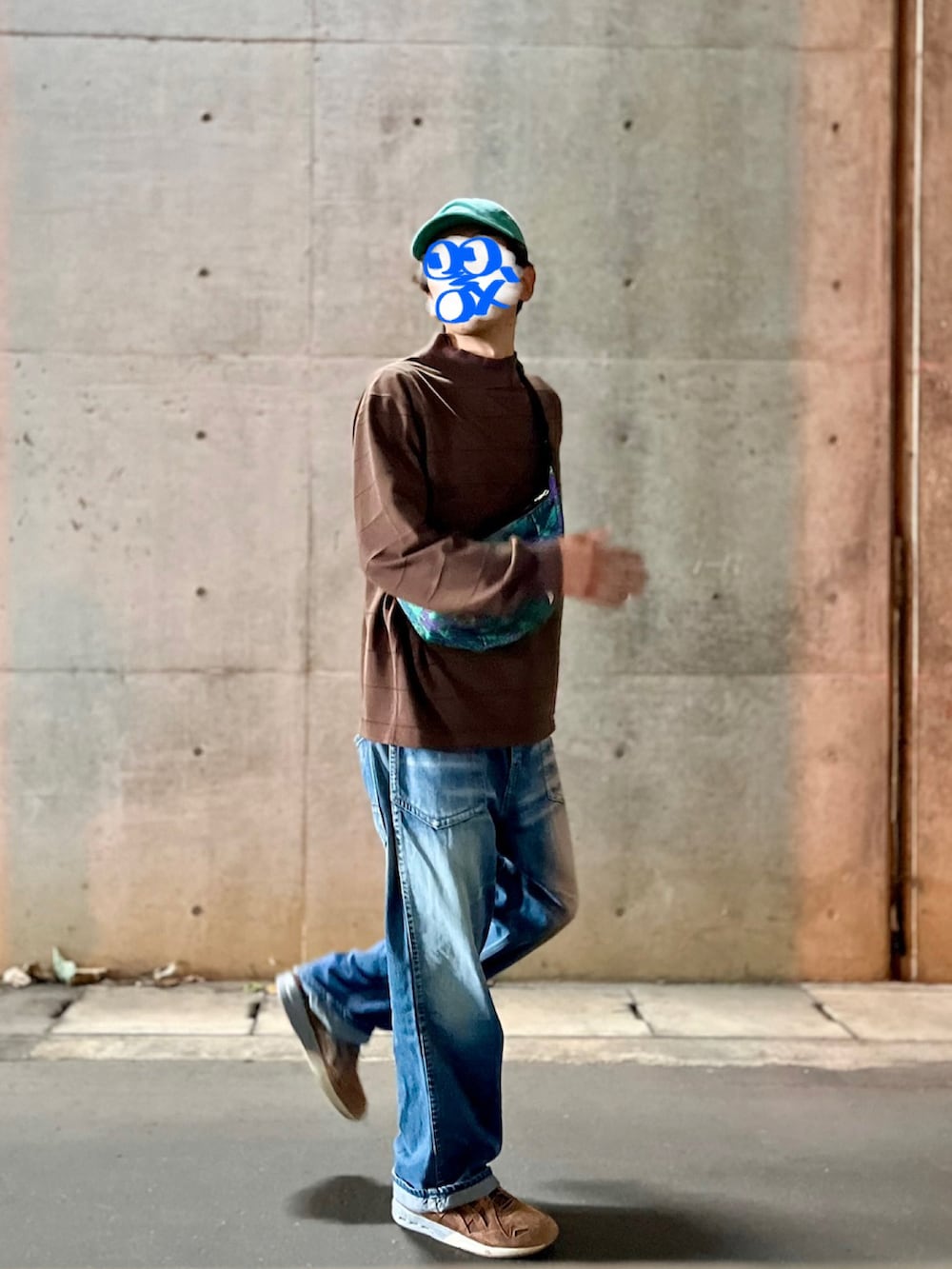 ブラウン系のTシャツ/カットソー、ブルー系のデニムパンツ、グリーン系のボディバッグ/ウエストポーチを着用したメンズの秋コーディネートの4枚目の写真