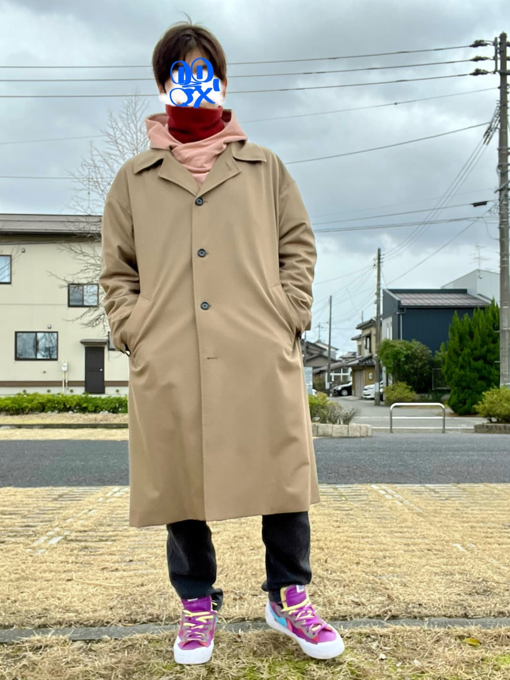 ピンク系のパーカー、ホワイト系のトップス、ベージュ系のジャケット/アウターを着用したメンズの冬コーディネートの2枚目の写真