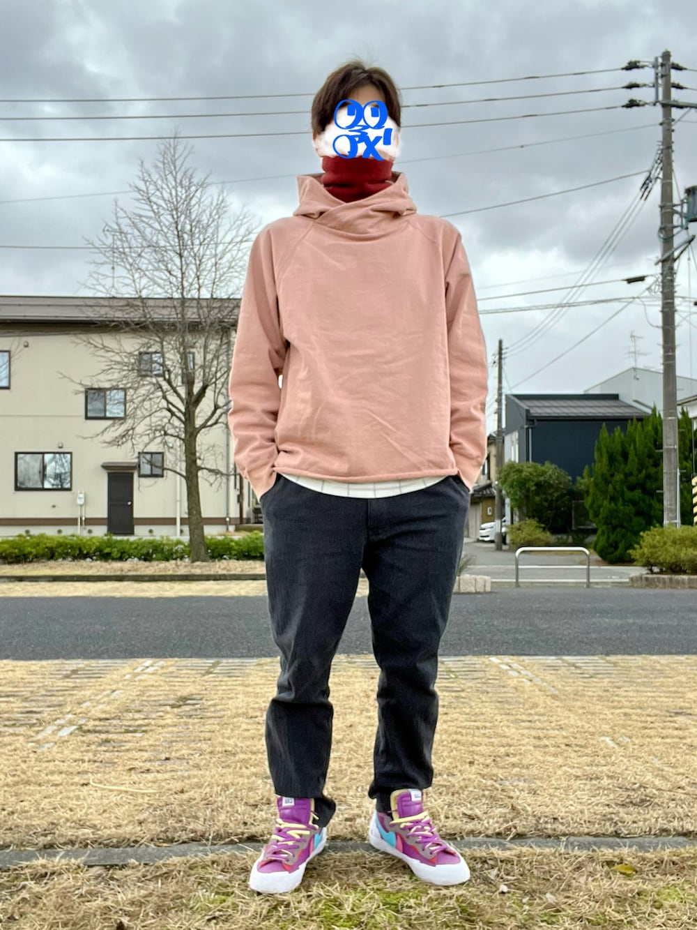 ピンク系のパーカー、ホワイト系のトップス、ベージュ系のジャケット/アウターを着用したメンズの冬コーディネートの3枚目の写真