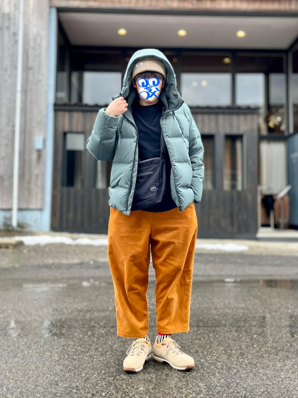 ベージュ系のスニーカー、ブラック系のスウェット、ブルー系のダウンジャケット/コートを着用したメンズの冬コーディネートの2枚目の写真