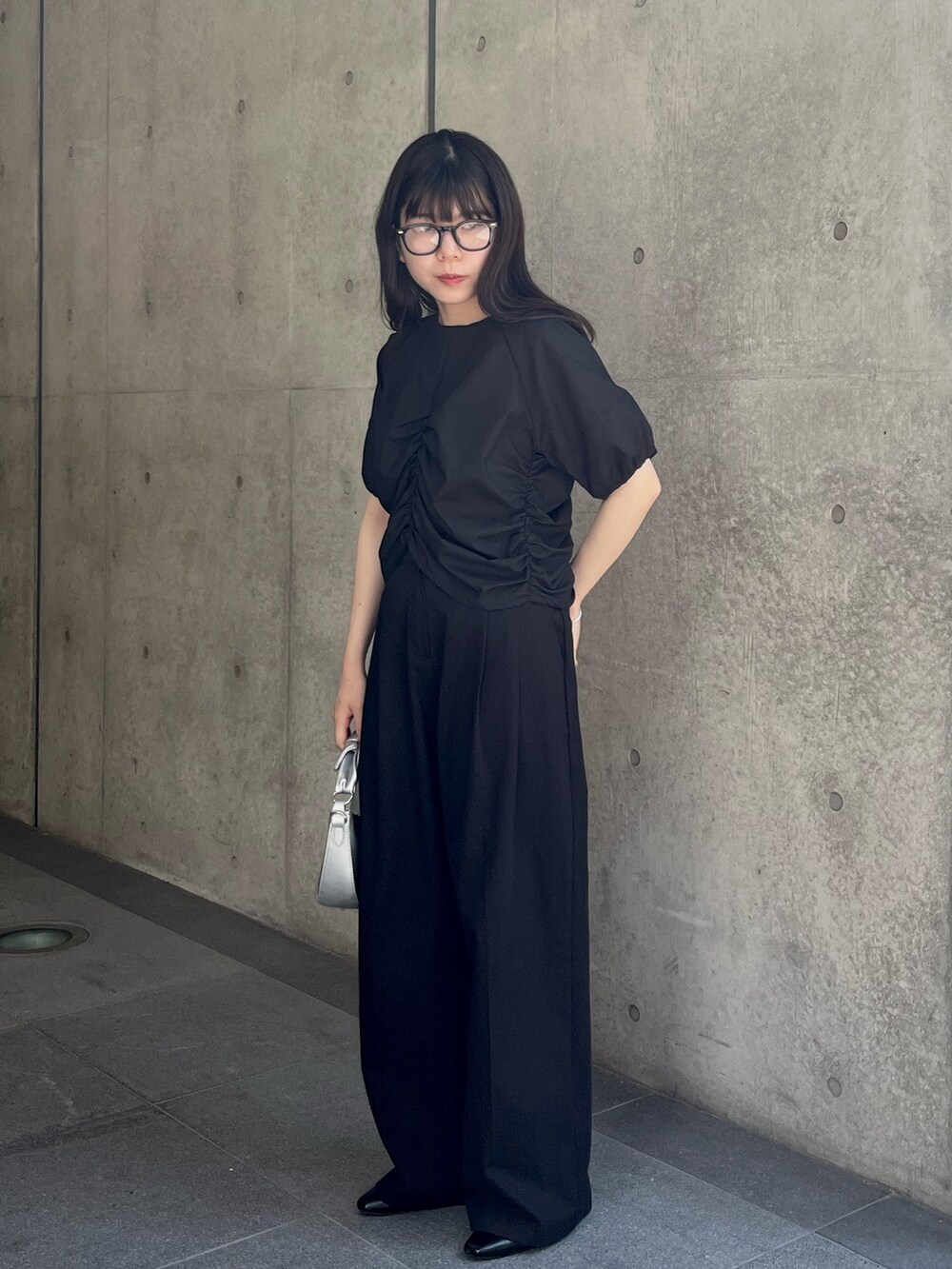 ブラック系のシャツ/ブラウス、シルバー系のショルダーバッグを着用したレディースの夏コーディネートの2枚目の写真