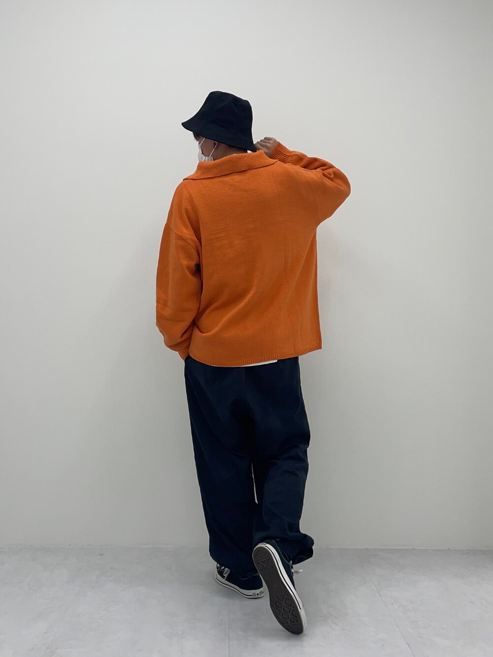 オレンジ系のカーディガン/ボレロを着用したメンズの冬コーディネートの2枚目の写真