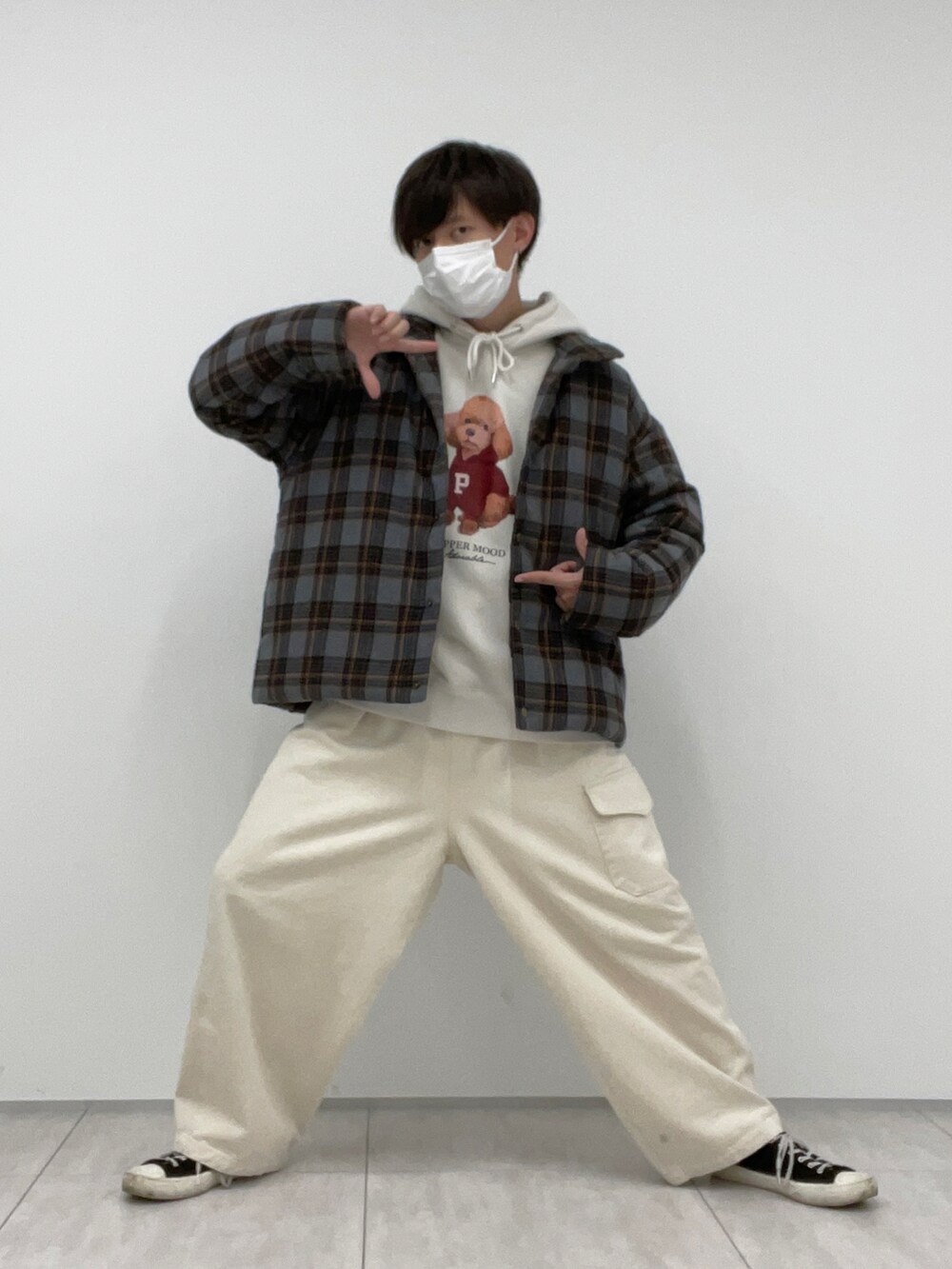 ホワイト系のその他パンツ、ホワイト系のパーカーを着用したメンズの冬コーディネートの3枚目の写真