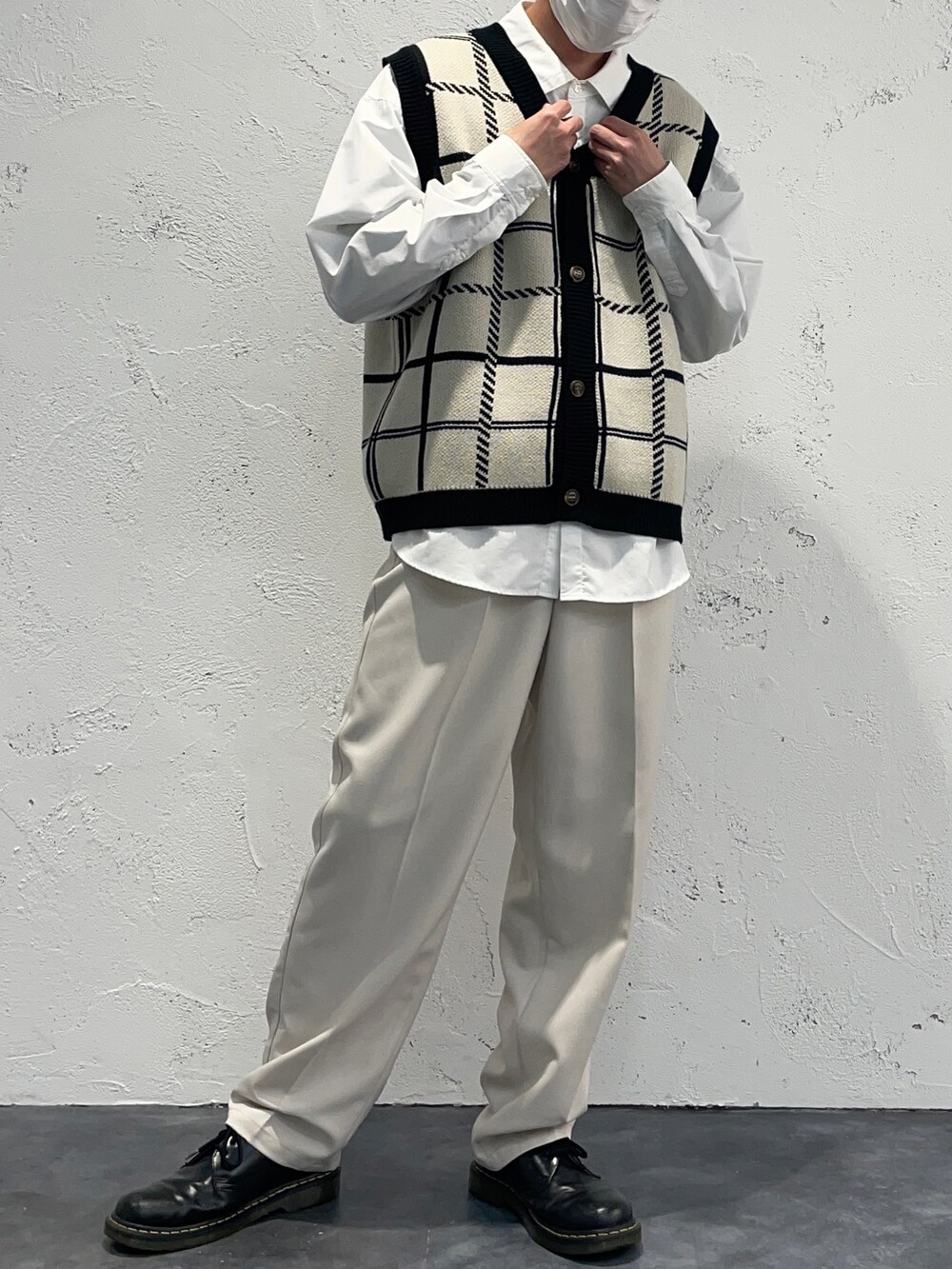 ブラック系のベスト、ホワイト系のその他パンツ、ホワイト系のシャツ/ブラウスを着用したメンズの冬コーディネートの2枚目の写真